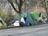 Ilustrasi deretan tenda tunawisma di trotoar Halsey Street, Portland, Oregon, Amerika Serikat