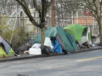 Ilustrasi deretan tenda tunawisma di trotoar Halsey Street, Portland, Oregon, Amerika Serikat