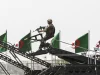 Tentara Aljazair bersenjata di atas kendaraan militer dengan deretan bendera Aljazair