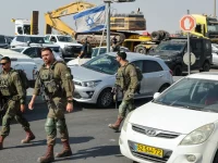 Tentara Israel berjaga di pos pemeriksaan dekat Hebron, Tepi Barat yang diduduki