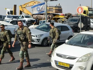 Tentara Israel berjaga di pos pemeriksaan dekat Hebron, Tepi Barat yang diduduki