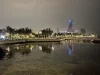 Ilustrasi tepi laut Corniche Jeddah, Arab Saudi, dengan deretan pohon palem berlampu malam hari