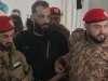 Terdakwa diborgol dikawal aparat berbaret merah di Istana Kehakiman Aleppo