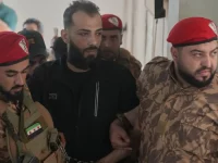 Terdakwa diborgol dikawal aparat berbaret merah di Istana Kehakiman Aleppo