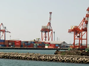 Derek gantry merah dan tumpukan peti kemas di Pelabuhan Niigata Timur, Jepang