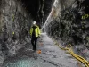 Geolog berjalan di terowongan penyimpanan limbah nuklir Onkalo di Pulau Olkiluoto, Finlandia