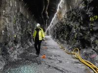 Geolog berjalan di terowongan penyimpanan limbah nuklir Onkalo di Pulau Olkiluoto, Finlandia