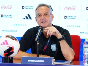 Thomas Dooley berbicara dalam konferensi pers FIFA ASEAN Cup 2026