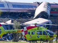 Helikopter ambulans mendarat di dekat gerbong kereta cepat yang terguling di Urda