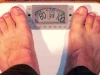 Ilustrasi sepasang kaki telanjang berdiri di atas timbangan badan analog berwarna putih