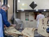 Ilustrasi pembeli mengambil lembaran roti sangak yang baru matang di toko roti Tehran, Iran