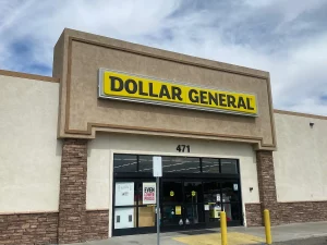 Ilustrasi bagian depan toko serba murah Dollar General di Barstow, Amerika Serikat