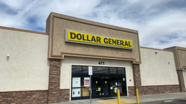 Ilustrasi bagian depan toko serba murah Dollar General di Barstow, Amerika Serikat