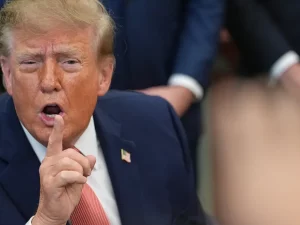 Presiden AS Donald Trump mengacungkan telunjuk saat berbicara di Ruang Oval Gedung Putih