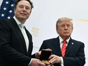 Presiden AS Donald Trump menyerahkan Medali Sains Nasional kepada Elon Musk di Washington