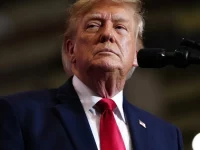 Presiden AS Donald Trump berdiri di depan mikrofon dalam kampanye di Pendleton, Carolina Selatan