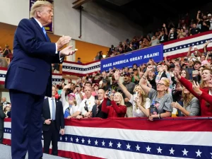 Donald Trump bertepuk tangan di depan pendukung dalam kampanye di Vandalia, Ohio