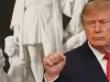 Presiden Amerika Serikat Donald Trump mengepalkan tangan di depan patung putih