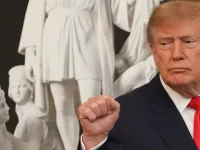 Presiden Amerika Serikat Donald Trump mengepalkan tangan di depan patung putih
