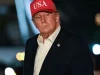 Presiden AS Donald Trump bertopi merah bertuliskan USA saat tiba di Gedung Putih