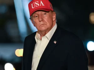 Presiden AS Donald Trump bertopi merah bertuliskan USA saat tiba di Gedung Putih