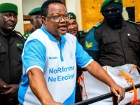 Tundu Lissu berkaus bertuliskan No Reforms No Election dikawal petugas di ruang sidang