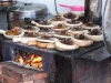 Ilustrasi periuk tanah liat di atas tungku bata berbahan kayu bakar di Chikan, Kaiping, Tiongkok