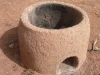Ilustrasi tungku masak tradisional dari tanah liat di halaman tanah merah, Burkina Faso