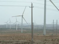 Deretan turbin angin dan tiang listrik di Xingquanbao, Jingtai, Gansu, Tiongkok