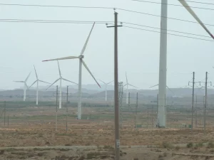 Deretan turbin angin dan tiang listrik di Xingquanbao, Jingtai, Gansu, Tiongkok