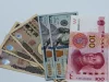 Ilustrasi lembaran uang yuan, dolar AS, dan yen Jepang disusun berjajar