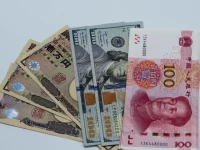 Ilustrasi lembaran uang yuan, dolar AS, dan yen Jepang disusun berjajar