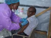 Petugas kesehatan menyuntikkan vaksin Ebola dalam uji klinis Tumaini di Ituri, RD Kongo
