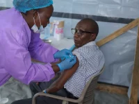 Petugas kesehatan menyuntikkan vaksin Ebola dalam uji klinis Tumaini di Ituri, RD Kongo