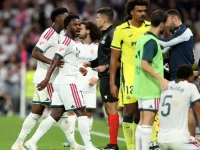 Pemain Real Madrid dan Villarreal berkerumun di lapangan Santiago Bernabeu
