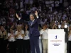 Aleksandar Vucic mengangkat kedua tangan di depan pendukung dalam kampanye di Beograd