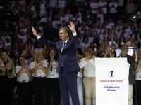 Aleksandar Vucic mengangkat kedua tangan di depan pendukung dalam kampanye di Beograd