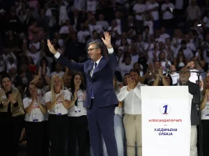 Aleksandar Vucic mengangkat kedua tangan di depan pendukung dalam kampanye di Beograd