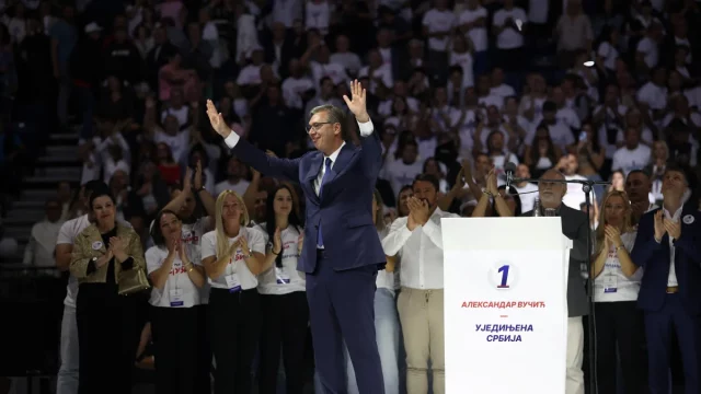 Aleksandar Vucic mengangkat kedua tangan di depan pendukung dalam kampanye di Beograd