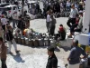 Warga Taiz, Yaman, mengantre dengan deretan tabung gas masak di luar stasiun pengisian