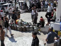 Warga Taiz, Yaman, mengantre dengan deretan tabung gas masak di luar stasiun pengisian