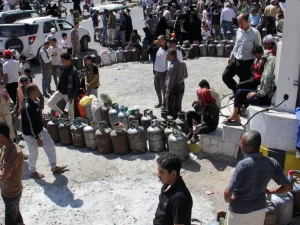 Warga Taiz, Yaman, mengantre dengan deretan tabung gas masak di luar stasiun pengisian