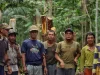 Ilustrasi tujuh laki-laki warga Sungai Utik berdiri di hutan adat, Kapuas Hulu, Kalimantan Barat