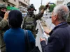 Warga Palestina berdebat dengan tentara Israel bersenjata di sebuah jalan di Hebron