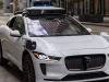 Mobil otonom Jaguar I-Pace dengan perangkat sensor di atap melintas di jalan kota