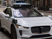 Mobil otonom Jaguar I-Pace dengan perangkat sensor di atap melintas di jalan kota