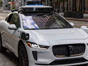 Mobil otonom Jaguar I-Pace dengan perangkat sensor di atap melintas di jalan kota