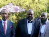 Wicknell Chivayo berfoto bersama dua pria berjas di taman resepsi di Harare
