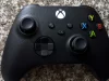 Stik kendali Xbox Series berwarna hitam