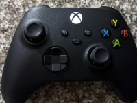 Stik kendali Xbox Series berwarna hitam